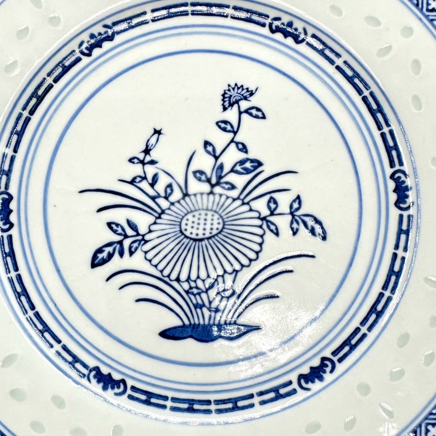Chinese Blue and White Traditional Dinner Plate 9 Inches Rice / Flower Design 1970's