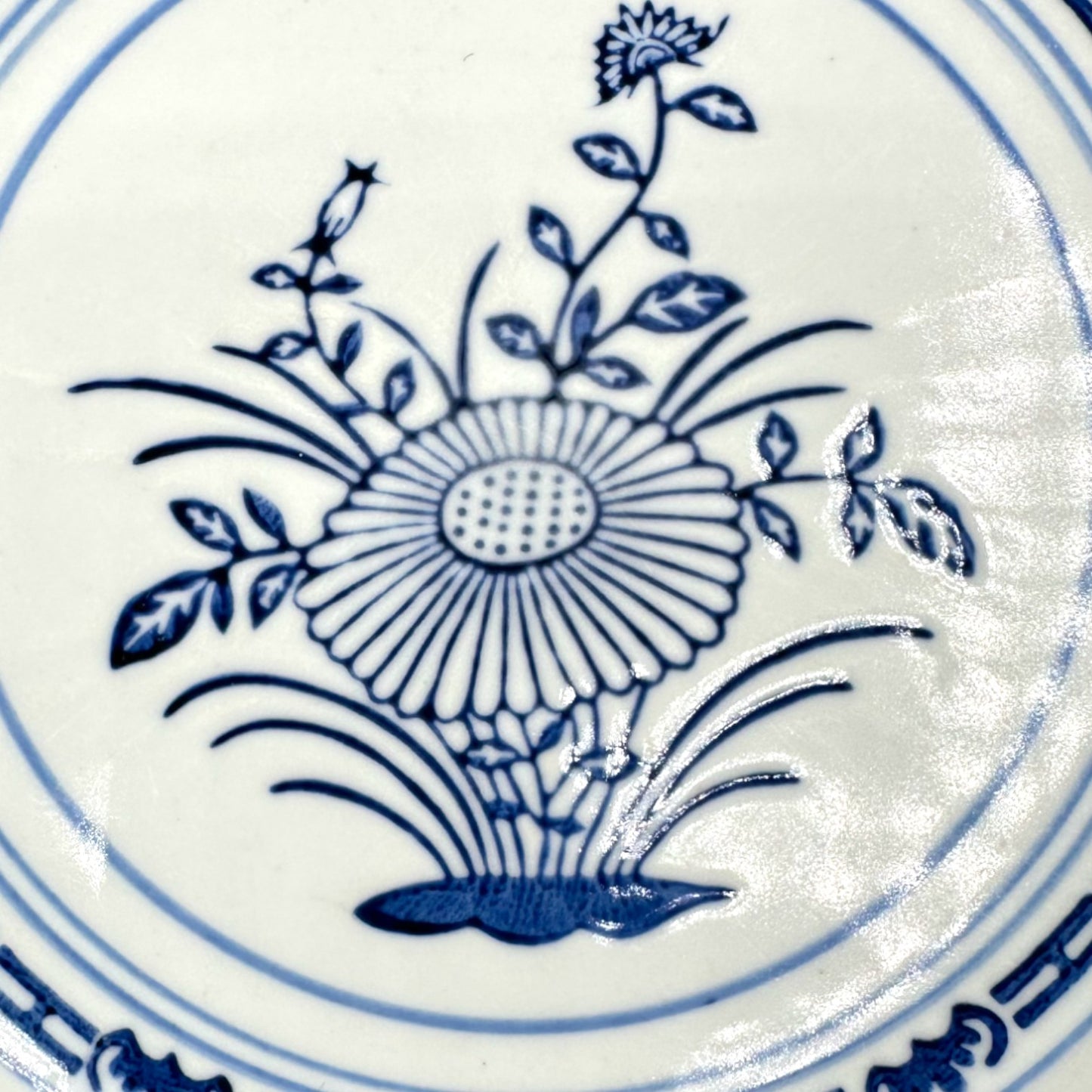 Chinese Blue and White Traditional Dinner Plate 9 Inches Rice / Flower Design 1970's