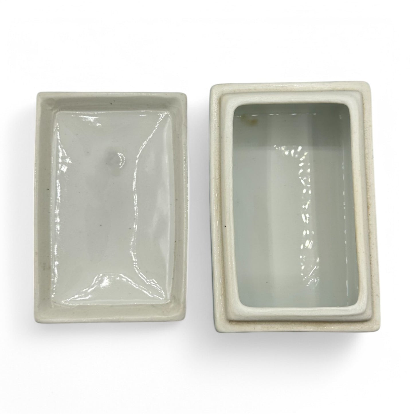 Stylish blue and white Chinese ceramic trinket box / ink box, showcasing traditional porcelain design from 1920-1950.