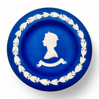 Vintage Blue Wedgwood Jasperware Queen Elizabeth II Commemorative Silver Jubilee Candy Dish In Blue and White, Circa 1977s