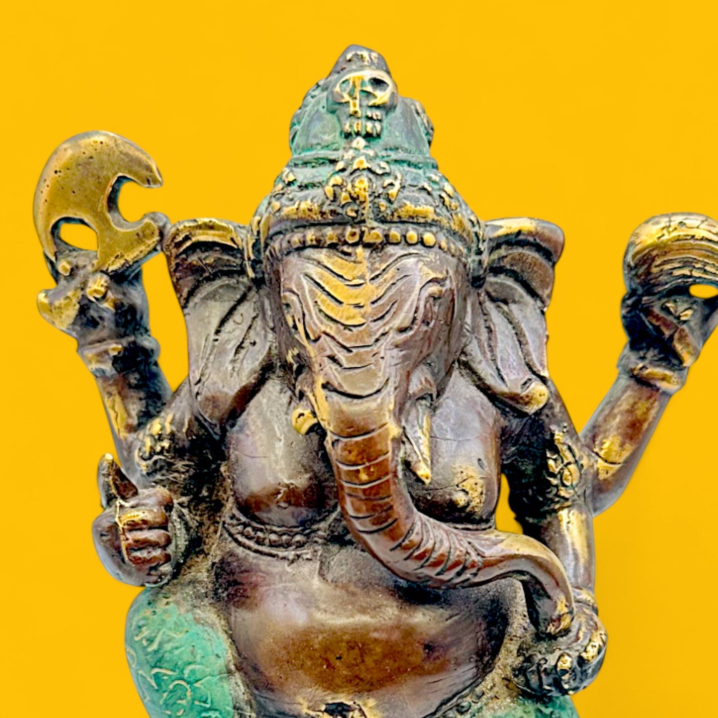 Vintage Brass Lord Ganesha Statue – Seated Hindu Deity Figurine with Patina
