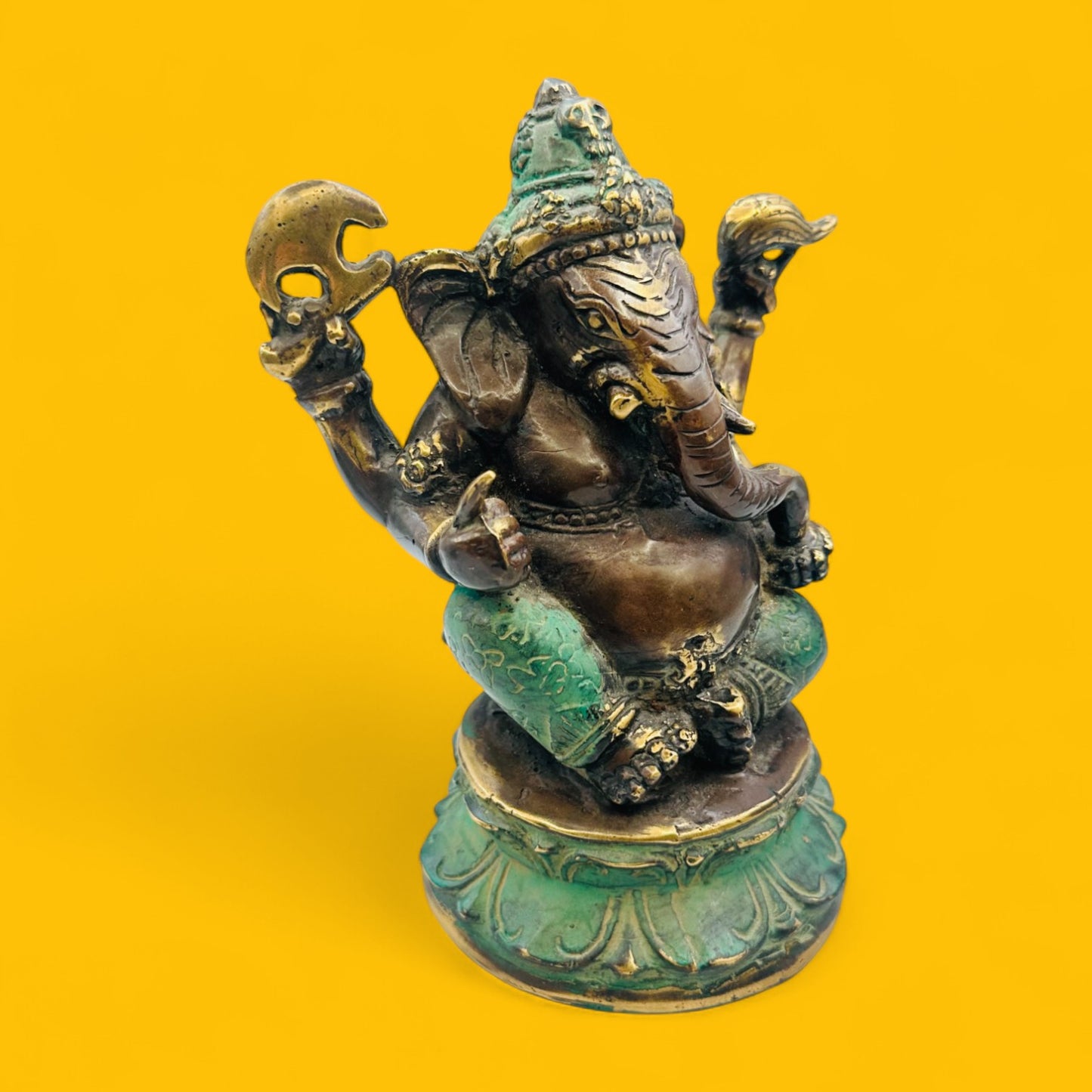 Vintage Brass Lord Ganesha Statue – Seated Hindu Deity Figurine with Patina