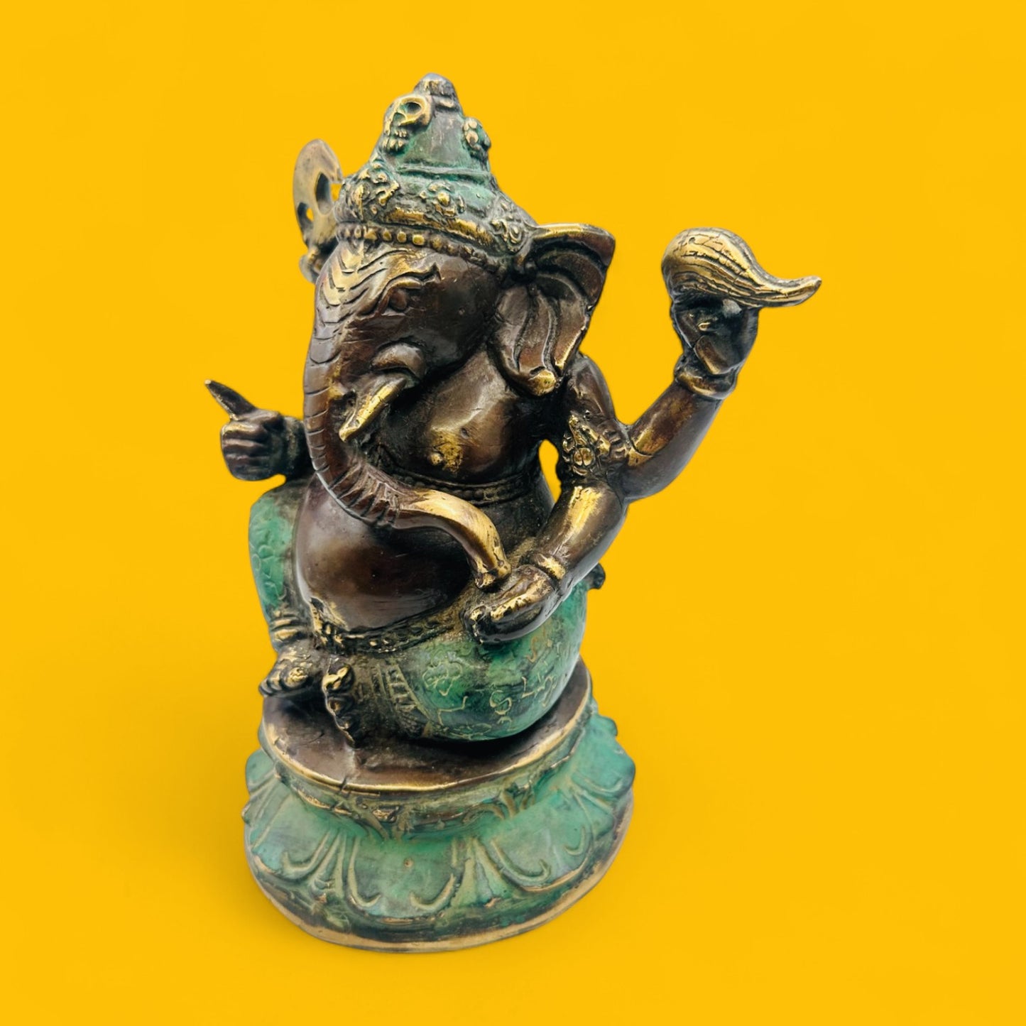 Vintage Brass Lord Ganesha Statue – Seated Hindu Deity Figurine with Patina